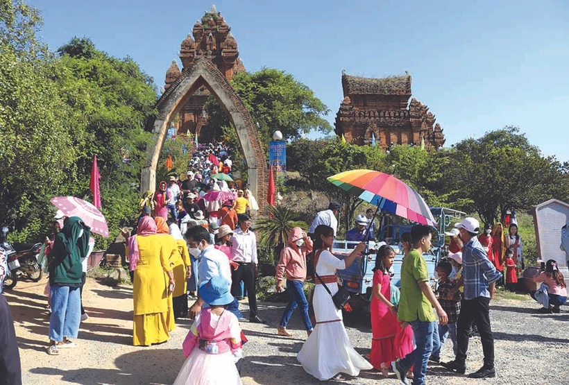 ប្រជាជននិងភ្ញៀវទេសចរយ៉ាងច្រើនកុះករអញ្ជើញមកកាន់កេរដំណែលជាតិពិសេសនៃប្រាសាទ ប៉ូក្លងហ្គារ៉ាយ នៅទីក្រុង ផានរាង - ថាបចាម (ខេត្ត និញធន់) កម្សាន្តសប្បាយទាំងអស់គ្នា ស្វែងយល់អំពីវប្បធម៌ប្រពៃណីរបស់បងប្អូនជនជាតិ ចាម 