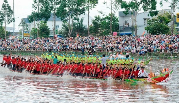 លទ្ធផលតំណែងជើងឯកទូក ង នារីបានទៅលើក្រុមទូក ង វត្ត អូរជុំអារាម ព្រែកចេក ទីរួមខេត្ត ង៉ាណាំ (ខេត្ត សុកត្រាំង) និង តំណែងជើងឯកទូក ង បុរសបានទៅលើក្រុមទូក ង វត្ត ពេជ្រមង្គល នៅទីរួមខេត្ត វិញចូវ (ខេត្ត សុកត្រាំង)