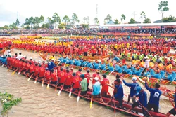 ការប្រណាំងទូក ង - វិញ្ញាសាកីឡាប្រពៃណីរបស់បងប្អូនជនជាតិ ខ្មែរ ត្រូវបានរៀបចំ ឡើងក្នុងឱកាសពិធីបុណ្យ អកអំបុក តែងតែទាក់ទាញ ភ្ញៀវទេសចរក្នុងនិងបរទេសមក ទស្សនានិងលើកទឹកចិត្ត យ៉ាងច្រើនកុះករ