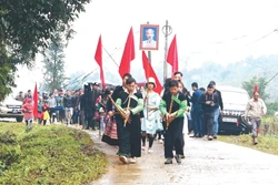 ក្រុមដង្ហែគ្រឿងសំណែនឡើងទៅកាន់តំបន់ព្រៃពិសិដ្ឋដើម្បីធ្វើពិធីកិច្ចសែនព្រៃរបស់ជនជាតិ ម៉ុង