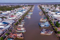 ដោយមានឆ្នេរសមុទ្រប្រវែងជាង ៧២ គីឡូម៉ែត្រ ជាមួយនឹងដៃទន្លេសំខាន់ៗទៅកាន់សមុទ្រខាងកើត រួមមាន ឌិញអាន ត្រឹនដេ និង មីថាញ់ បច្ចុប្បន្ន សុកត្រាំង គឺជាចំណុចរួមនៃកត្តាអំណោយផលជាច្រើនសម្រាប់ការអភិវឌ្ឍសេដ្ឋកិច្ចសមុទ្រ។ រូបថត៖ អាន ហៀវ