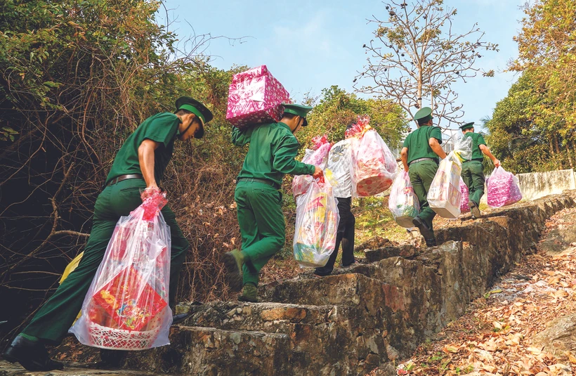 អញ្ជើញមកសួរសុខទុក្ខ ជូនអំណោយដល់យុទ្ធជនការពារព្រំដែនទាំងឡាយនៅកោះ ហនជូយ ចំណុះទីរួមស្រុក សុងដុក ស្រុក ត្រឹនវ៉ាន់ធើយ (ខេត្ត កាម៉ៅ) ក្នុងឱកាសបុណ្យចូលឆ្នាំថ្មី និទាឃរដូវឈានមកដល់