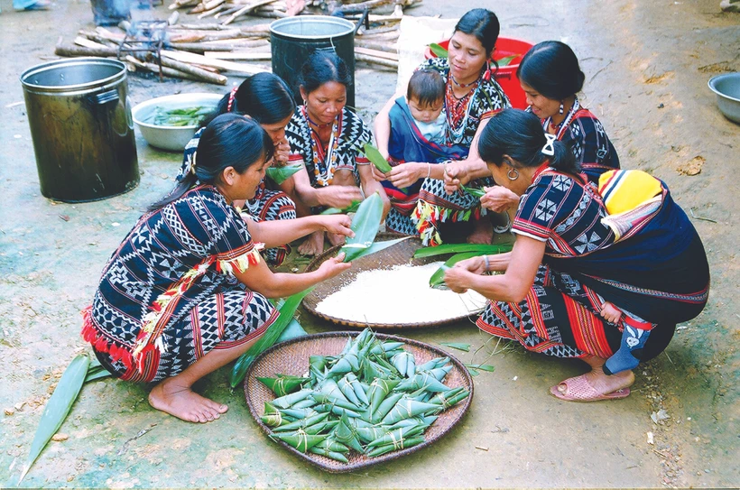 ស្ត្រីជនជាតិ កឺទូ វេចនំកួក